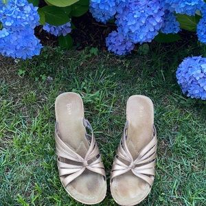 Bass women’s gold open toe sandal wedges size 9